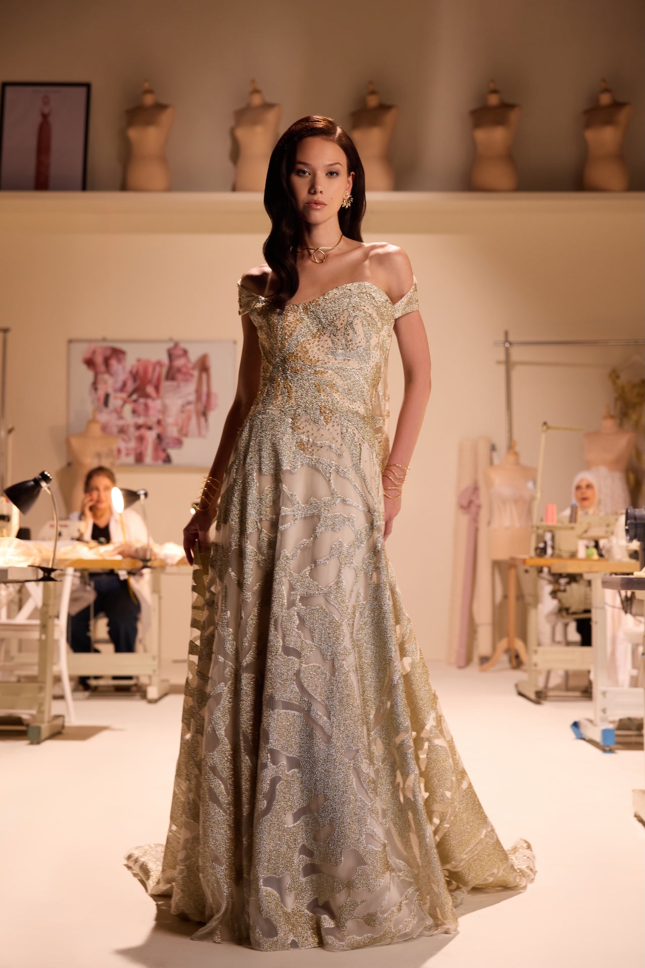 فستان مكشوف الكتفين مع عباءة مطرزة