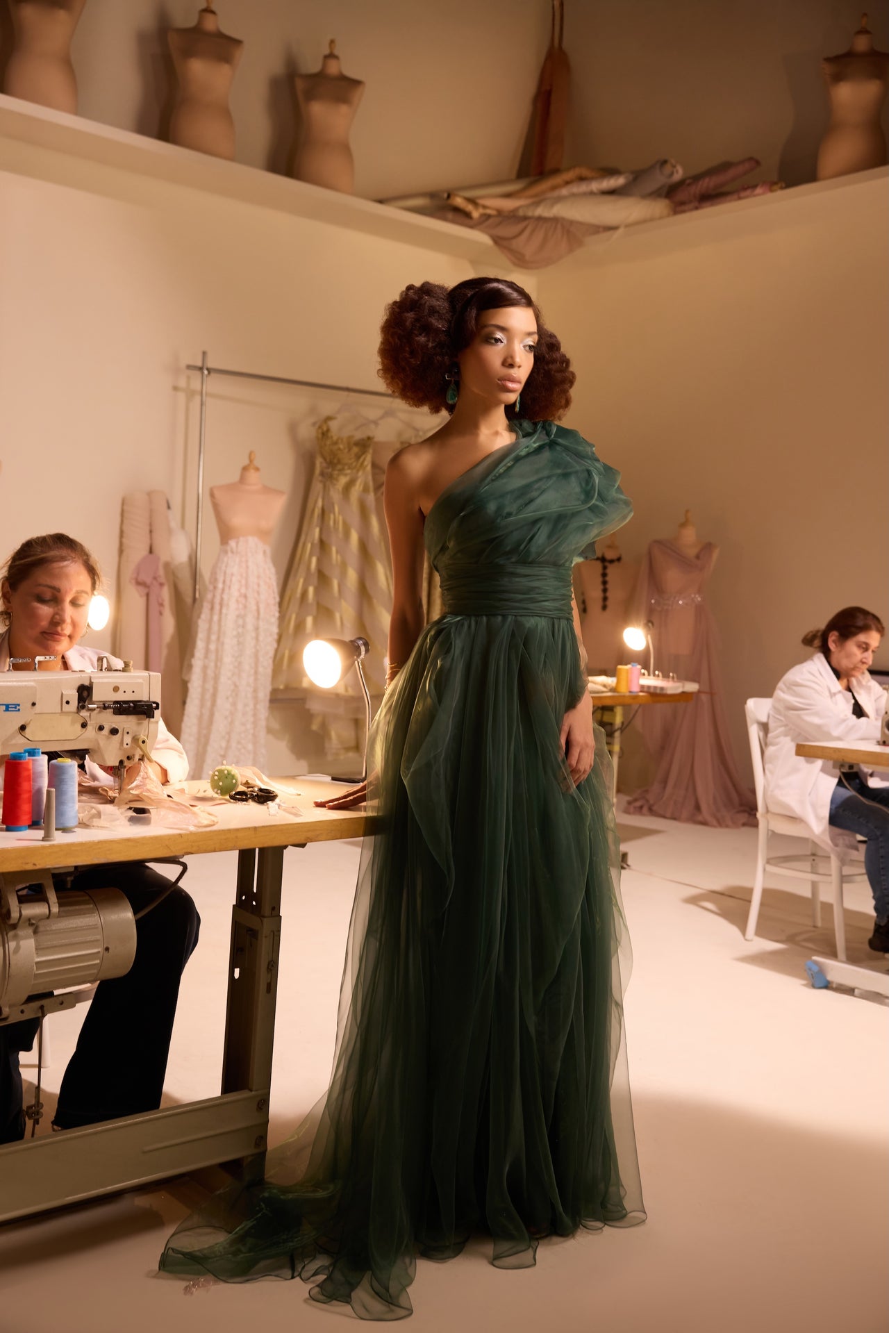 فستان كتف واحد مكشكش