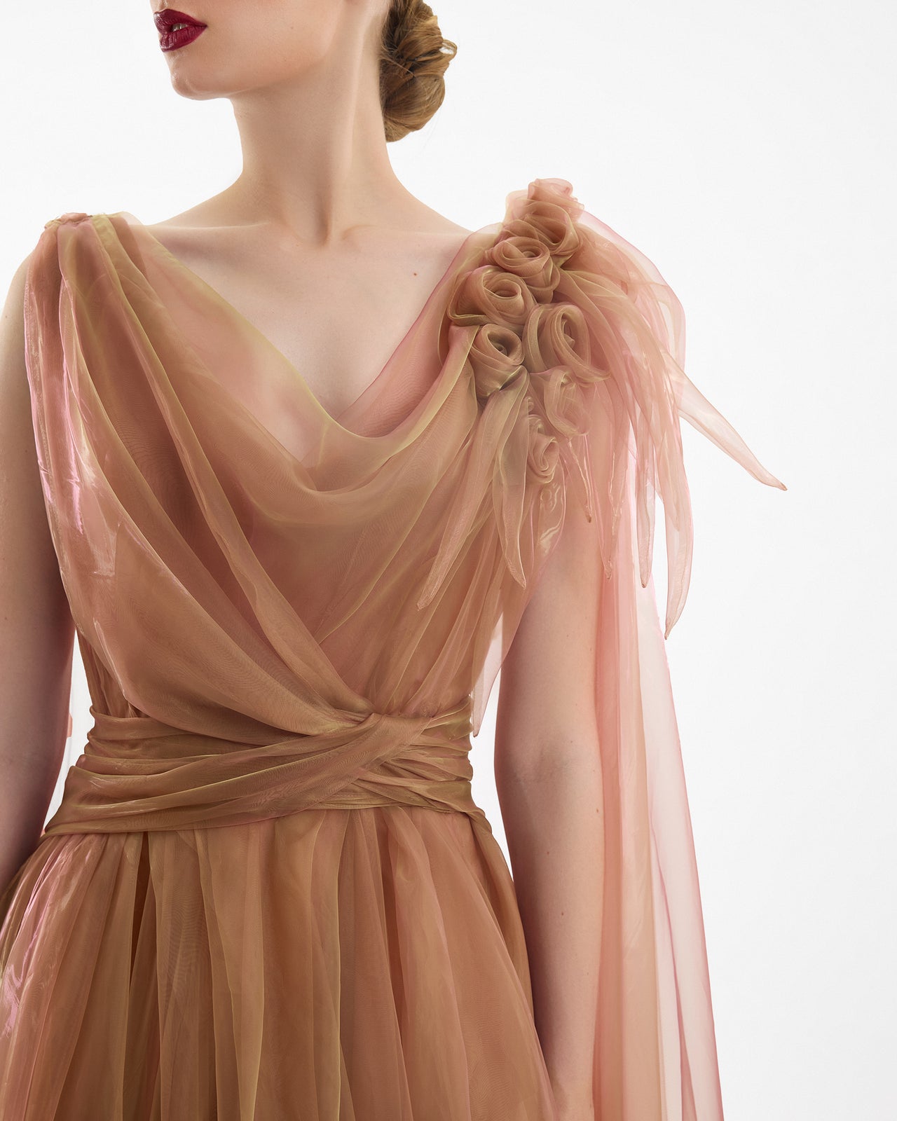 فستان منسدل بكتف مزين بالزهور