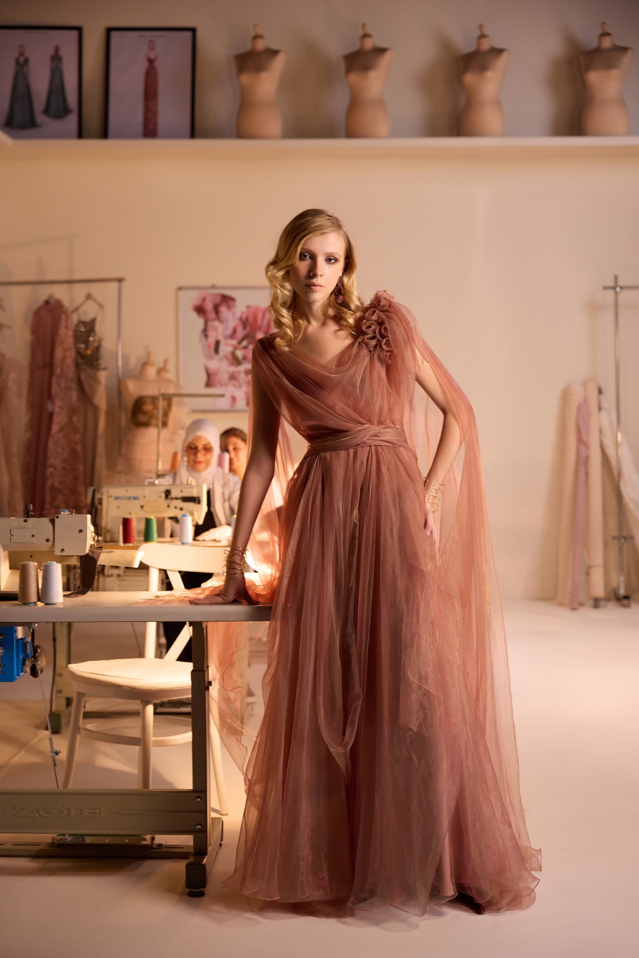 فستان منسدل بكتف مزين بالزهور