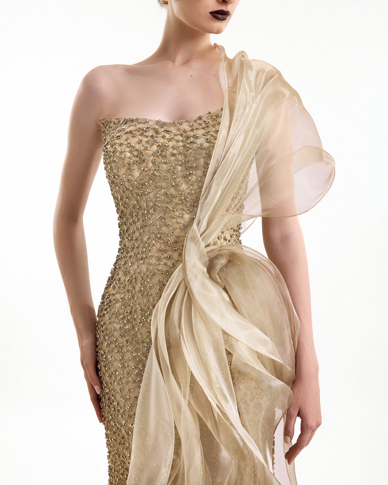 فستان مطرز بكتف واحد بتصميم منسدل