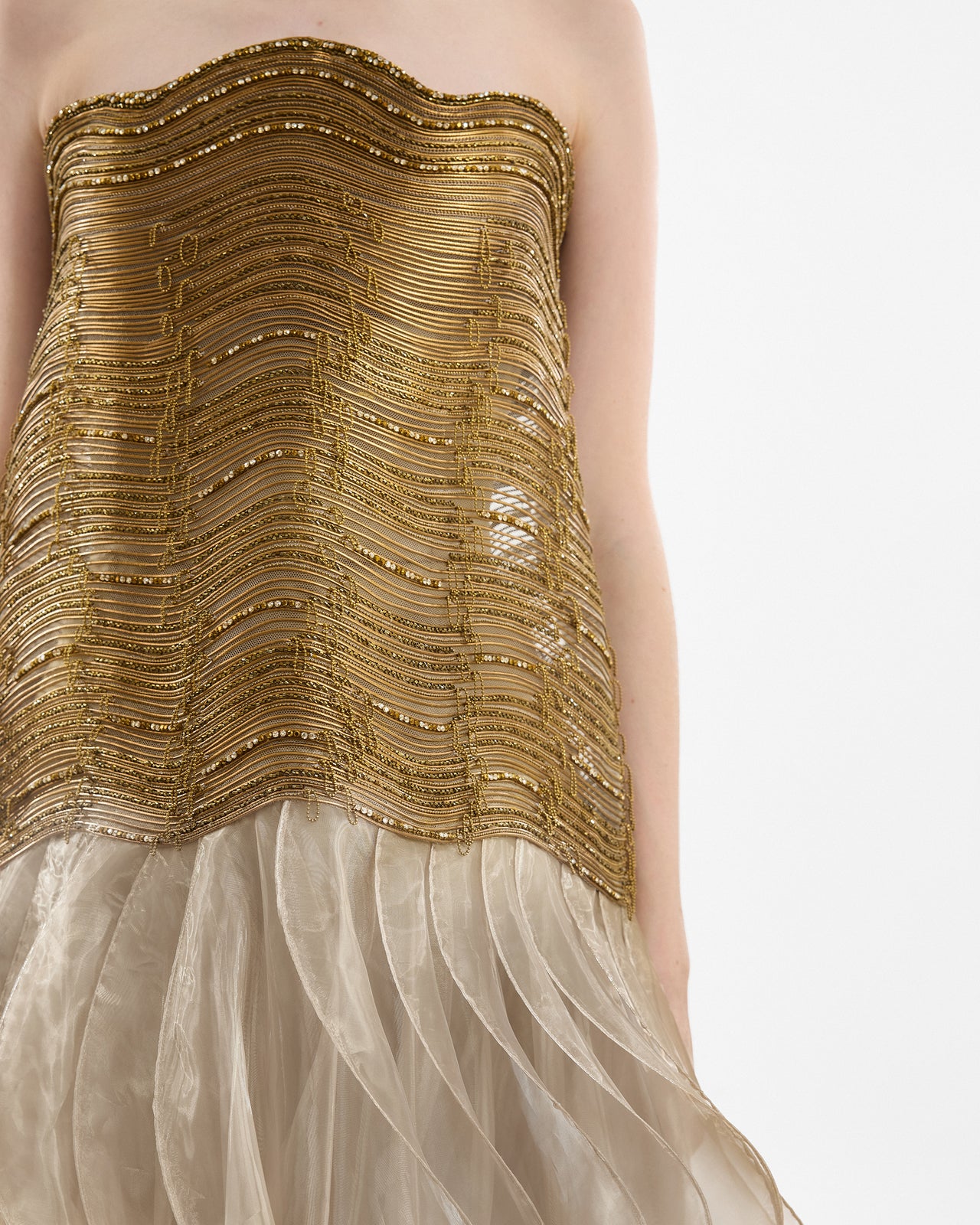 فستان سهرة مطرز بدون حمالات