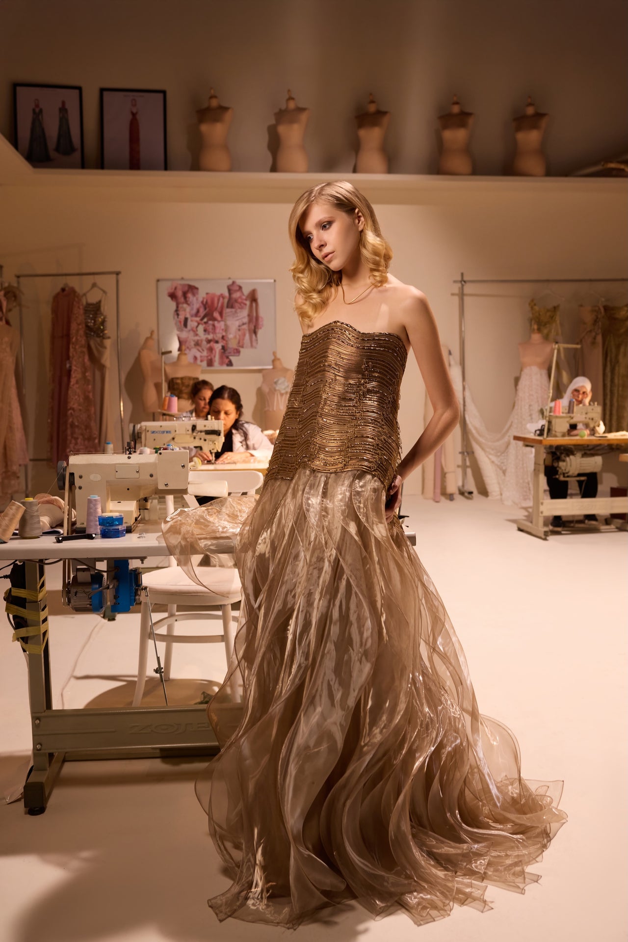 فستان سهرة مطرز بدون حمالات