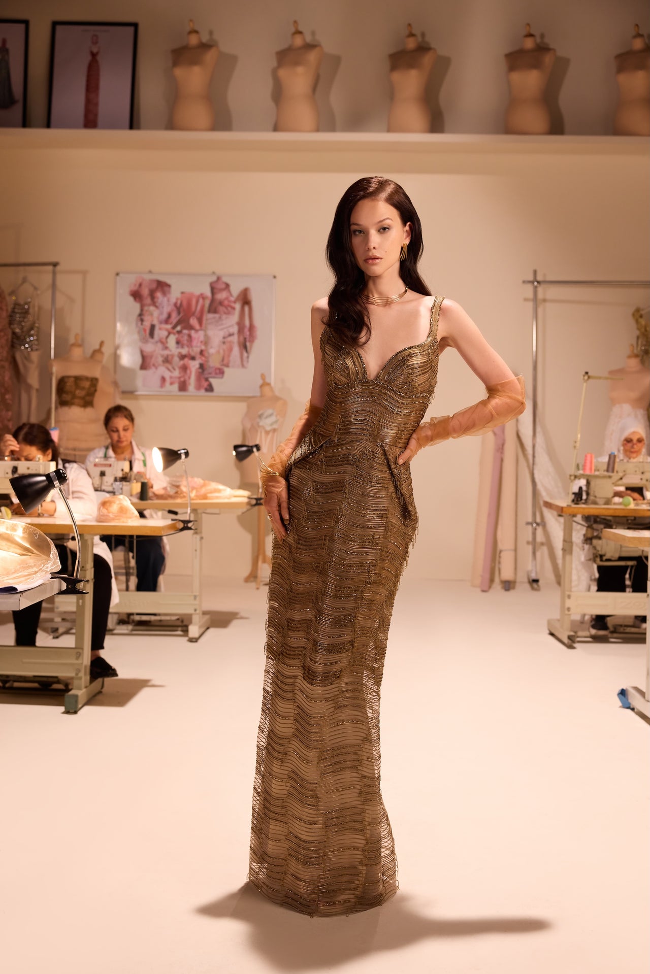 فستان منحوت مطرز بالكامل بالخرز