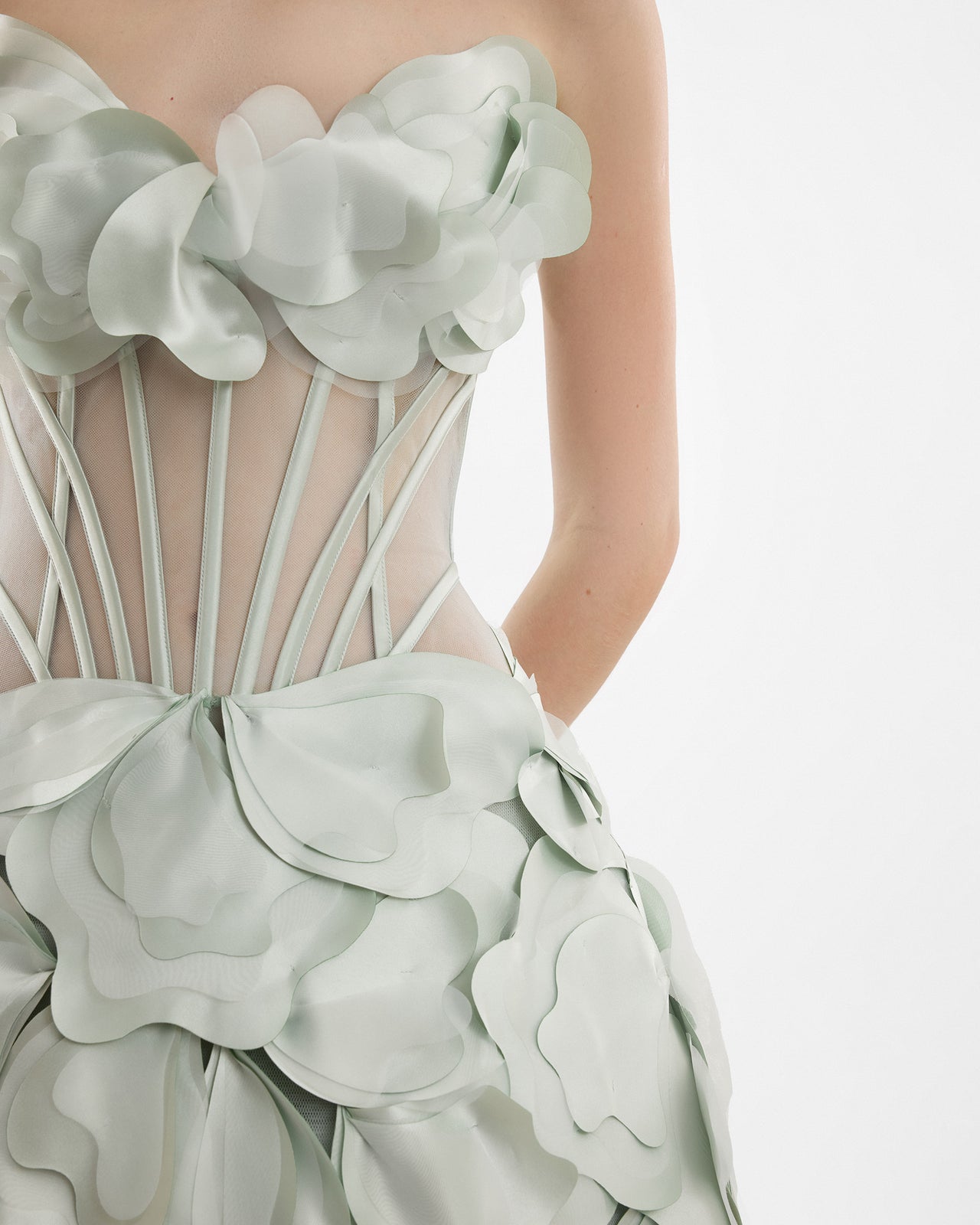 فستان بدون حمالات مع مشد شفاف