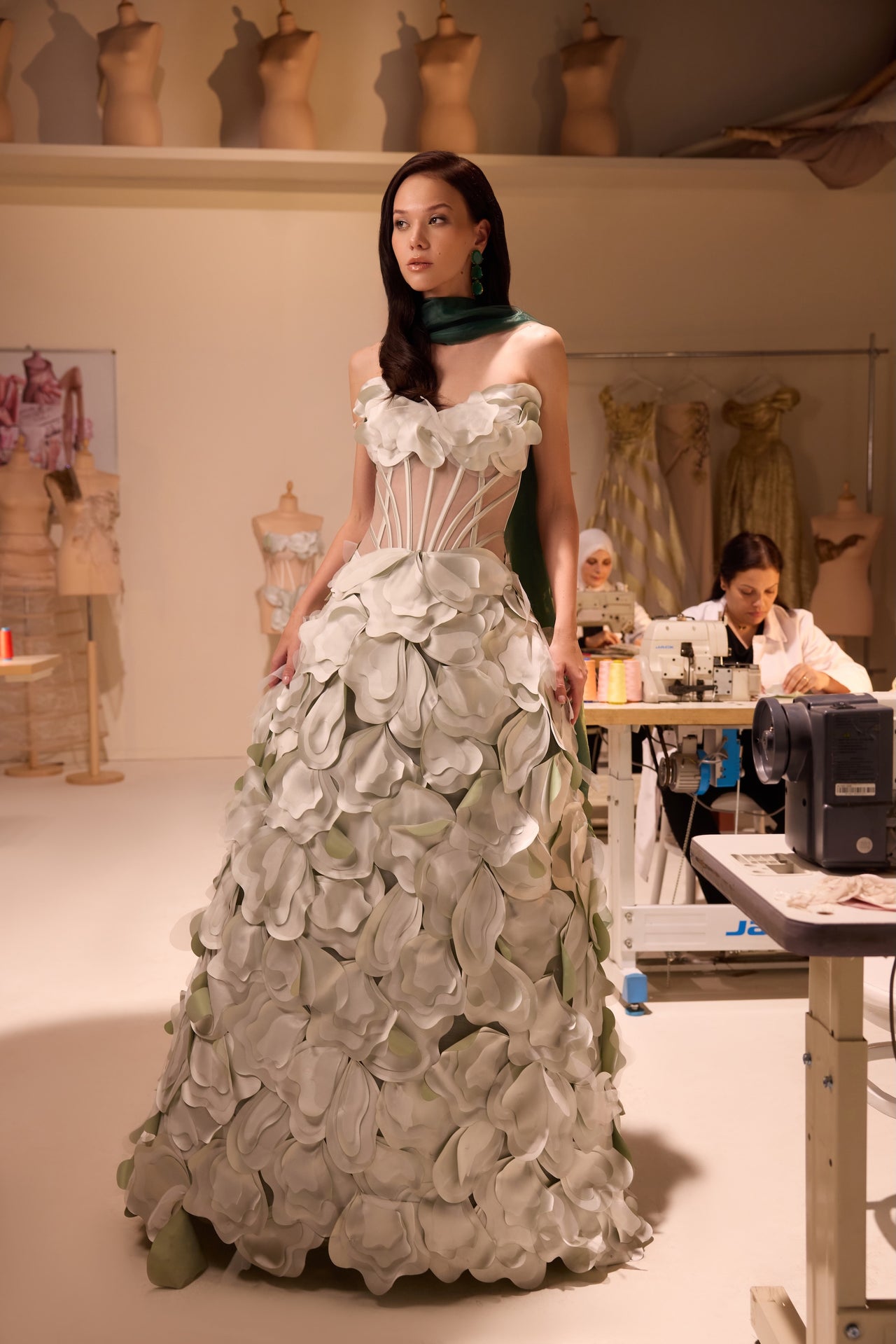 فستان بدون حمالات مع مشد شفاف