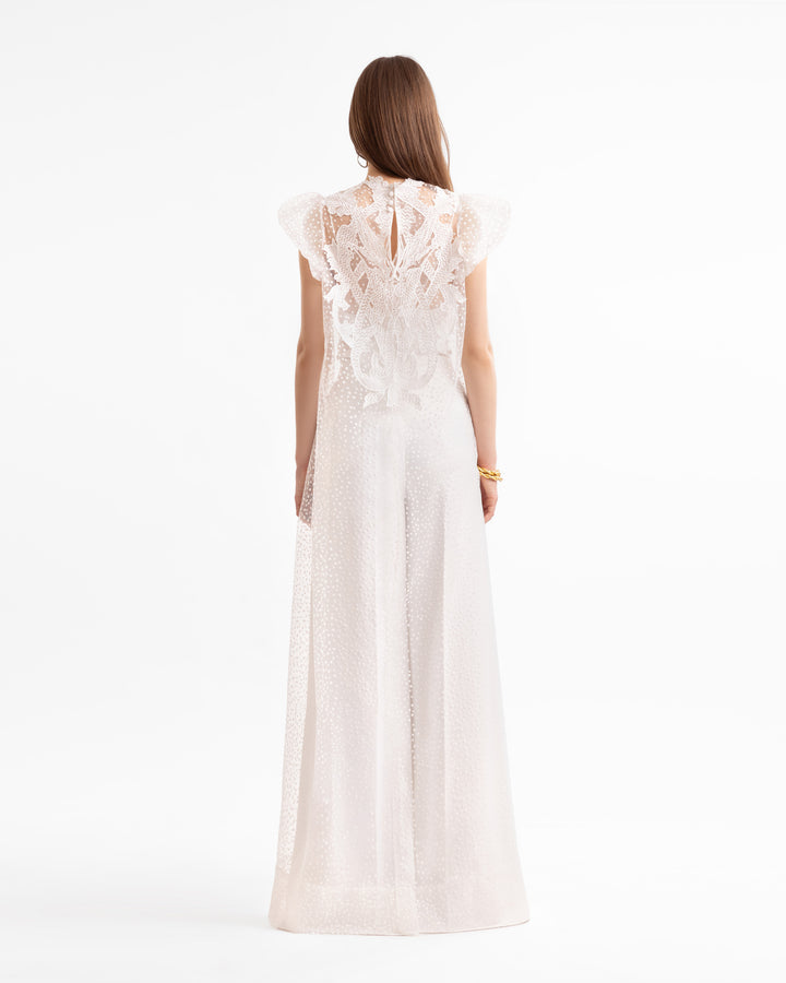 توب مطرّز بذيل وبنطال واسع