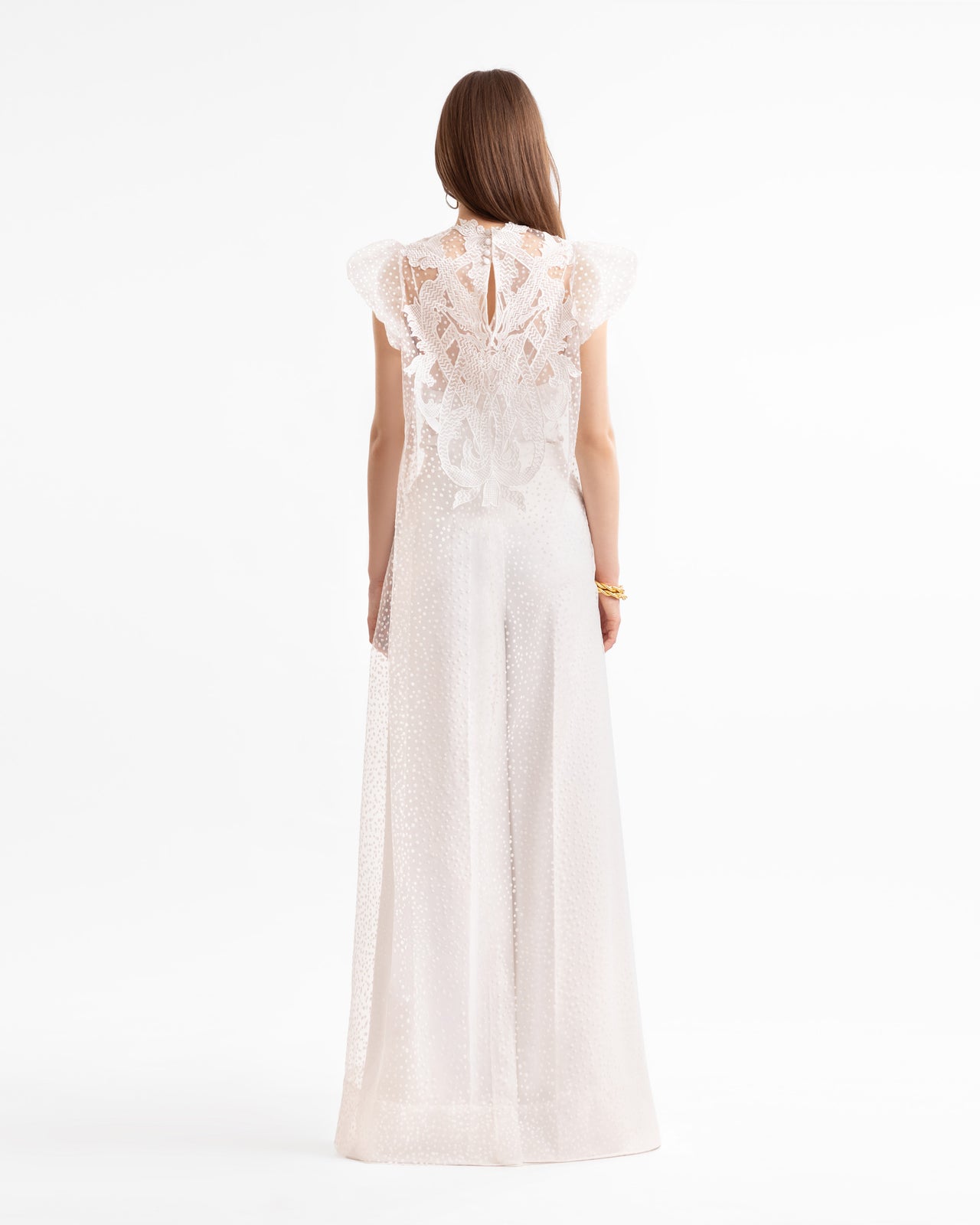 توب مطرّز بذيل وبنطال واسع