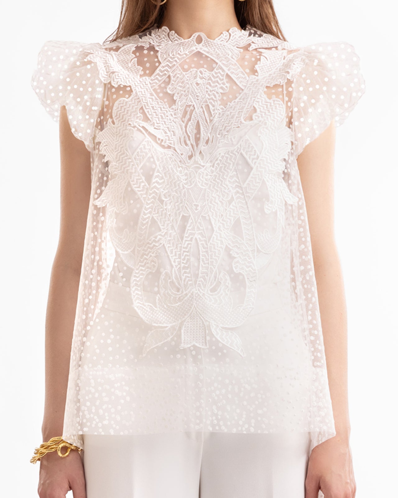 توب مطرّز بذيل وبنطال واسع