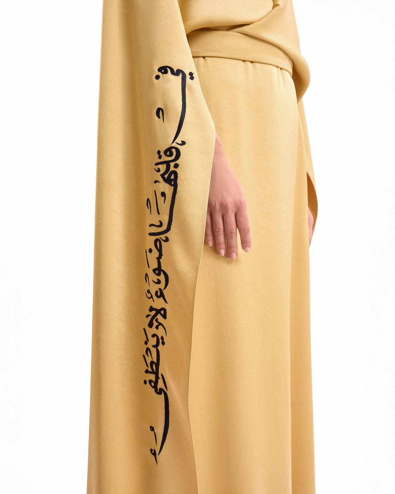 قفطان مطرز بالخط العربي