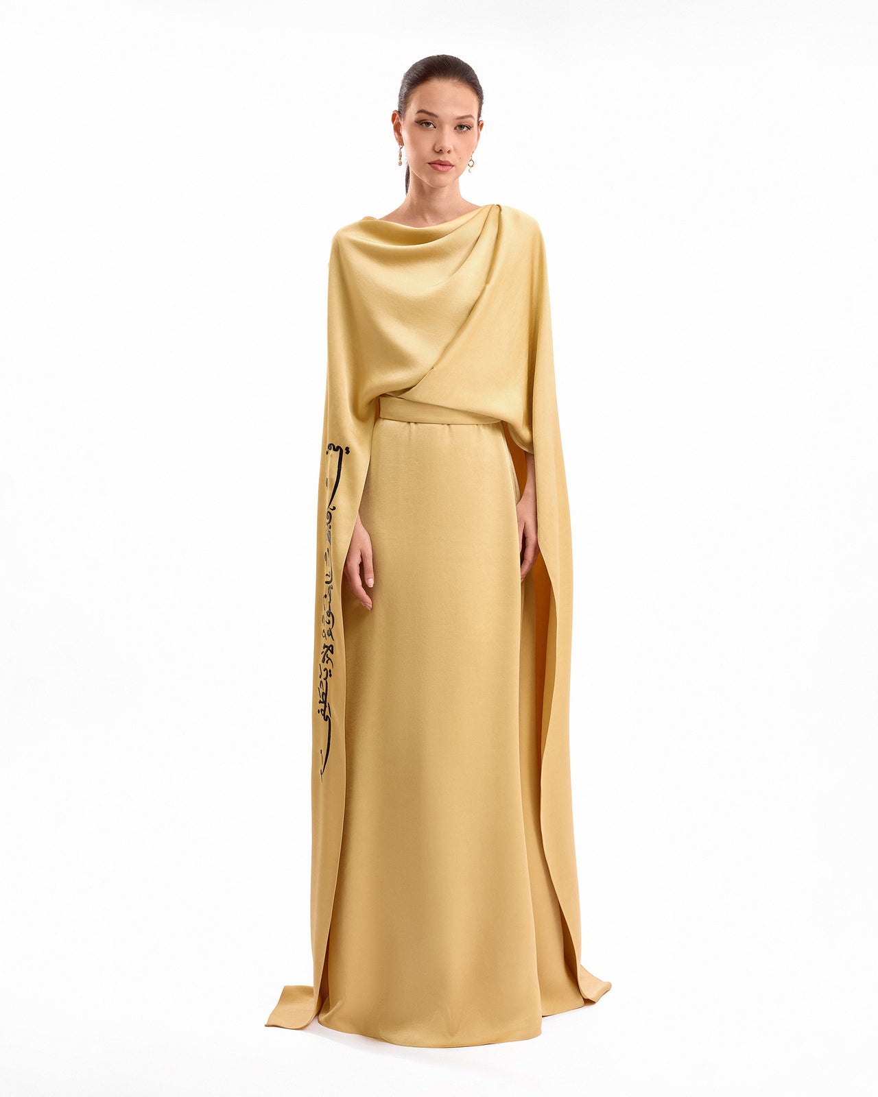 قفطان مطرز بالخط العربي