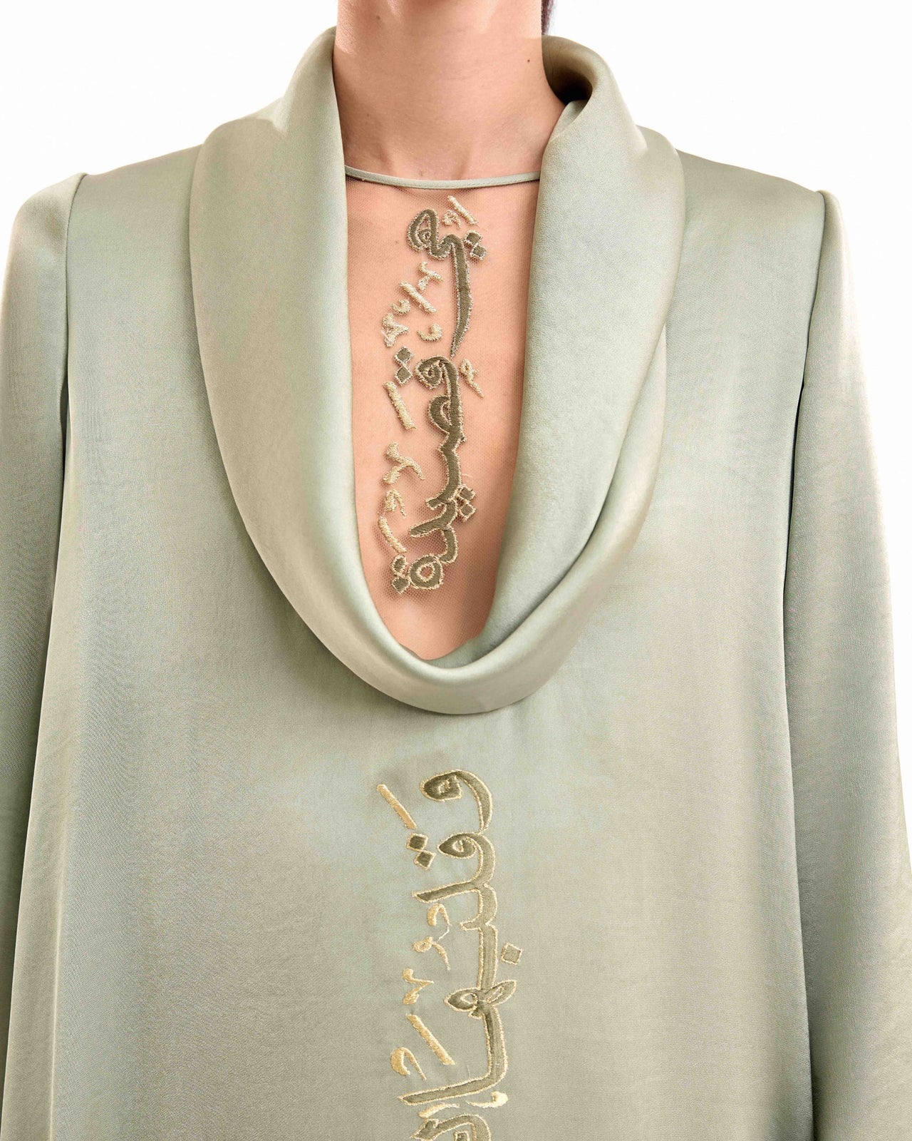 قفطان مطرز بالخط العربي