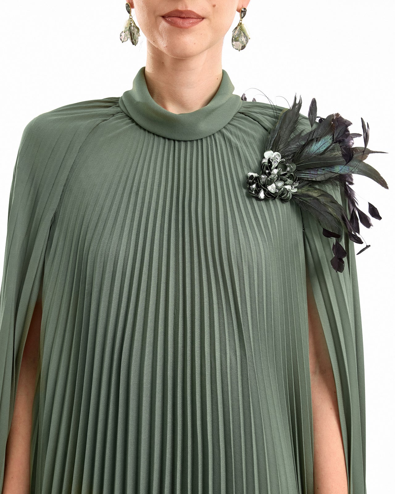 قفطان بأكتاف مزينة بالريش