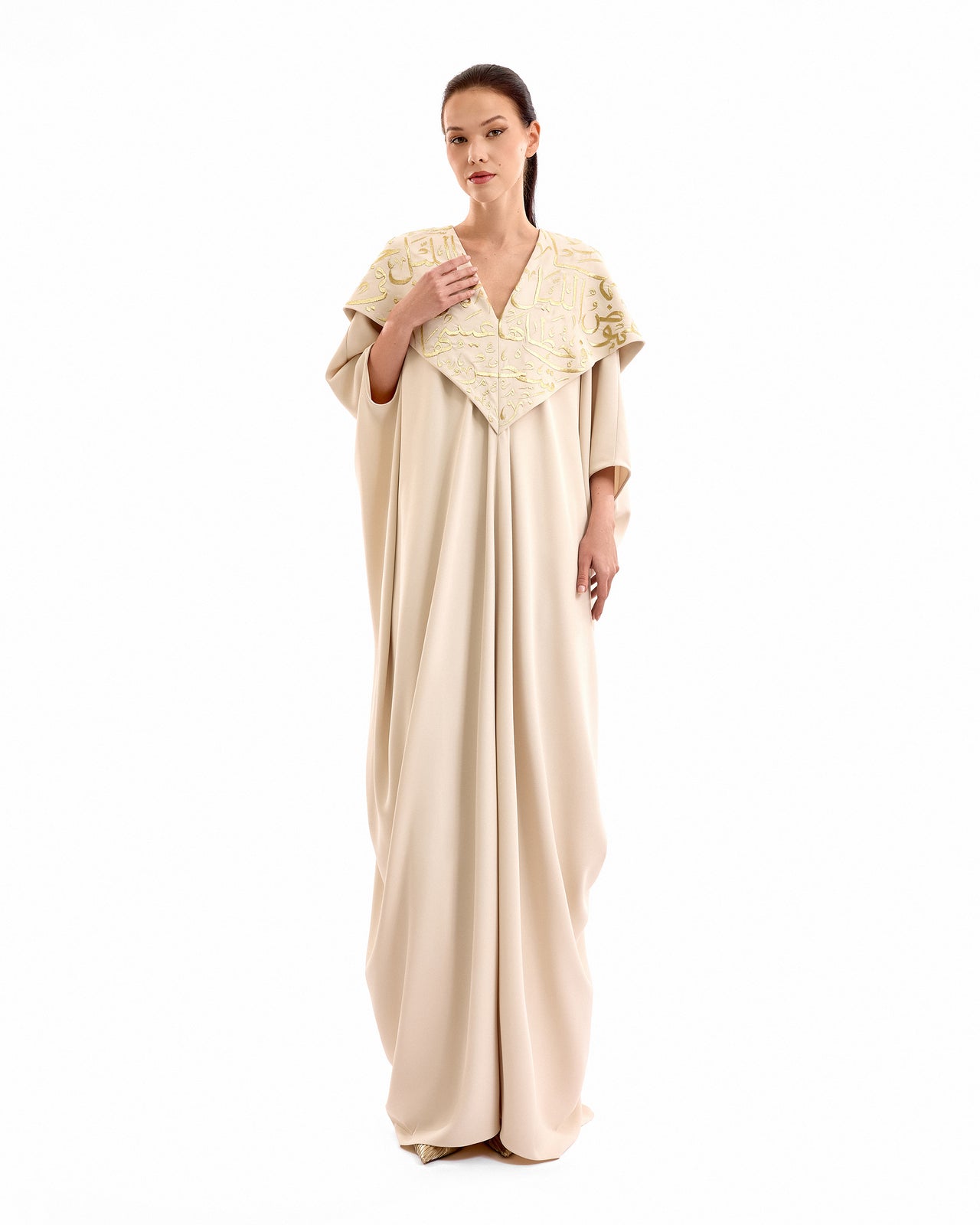 قفطان بغطاء رأس مطرز بالخط العربي
