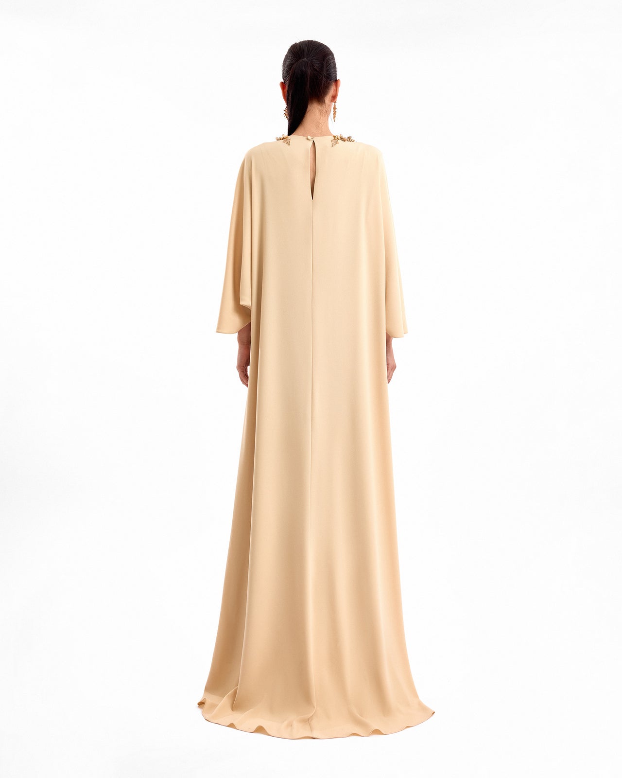 قفطان بفتحة V مزين بالخرز