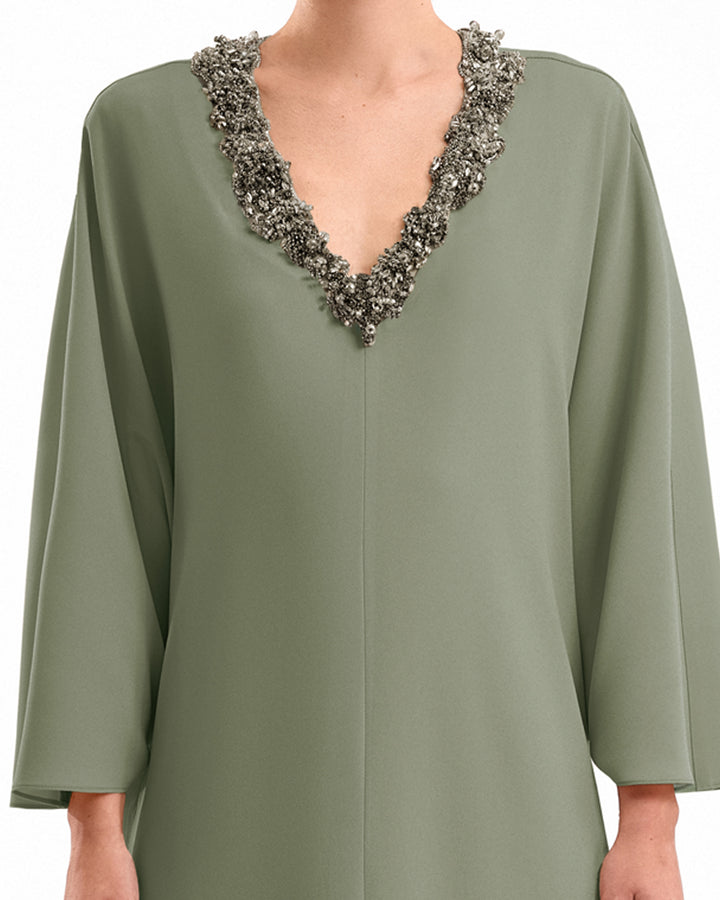 قفطان بفتحة V مزين بالخرز