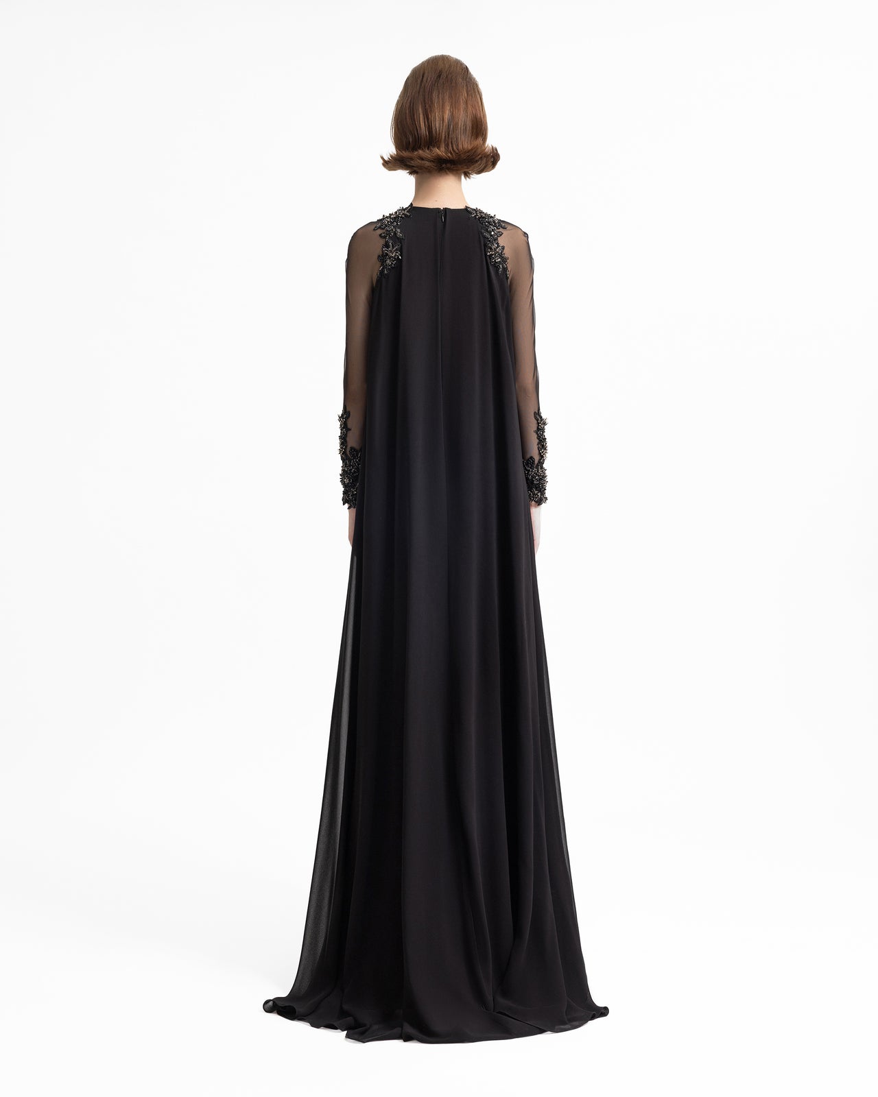 فستان بأكمام شفافة مزينة بالخرز وكاب خلفي