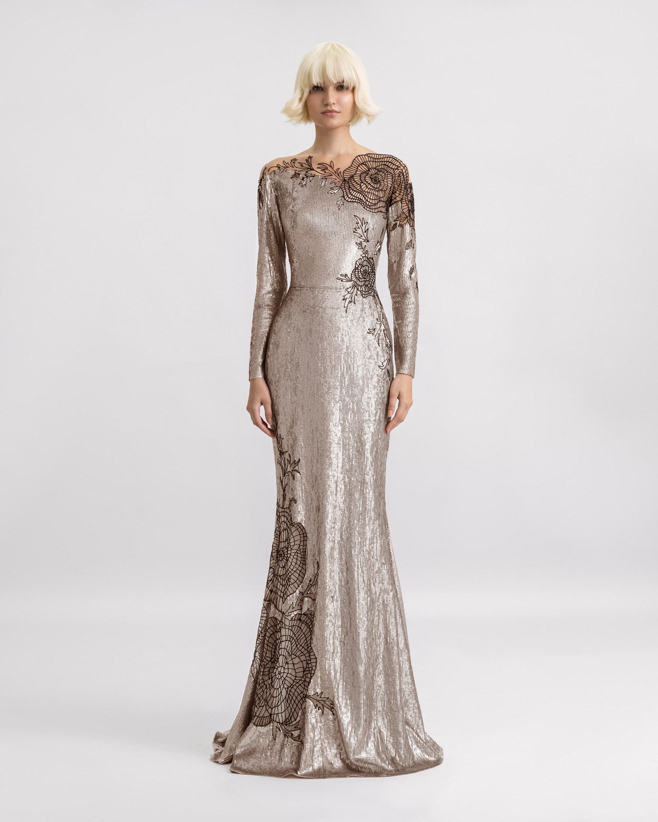 فستان مطرز بأكمام طويلة