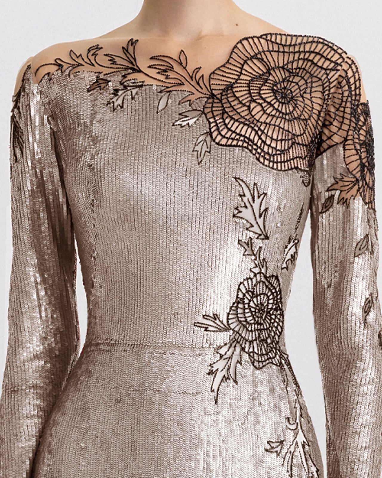 فستان مطرز بأكمام طويلة