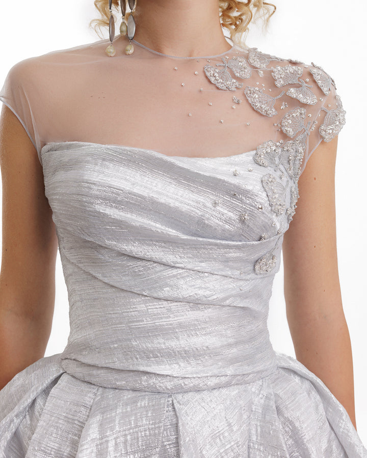 فستان مكشوف الصدر مطوي