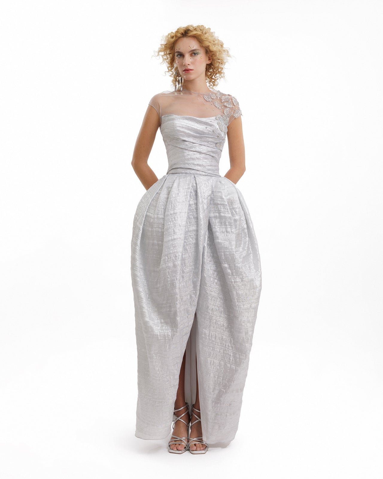 فستان مكشوف الصدر مطوي