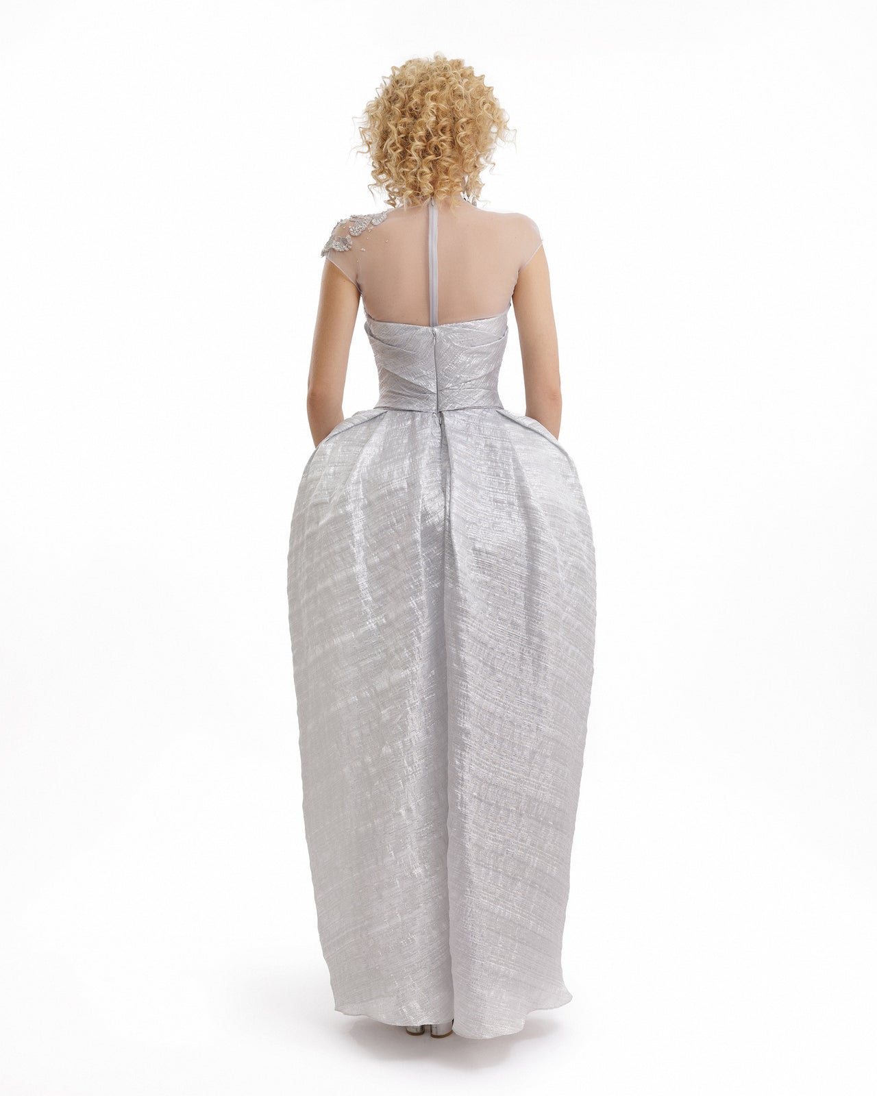 فستان مكشوف الصدر مطوي