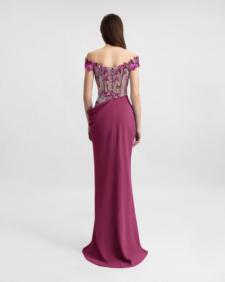 فستان بكورسيه مطرز وتنورة منسدلة