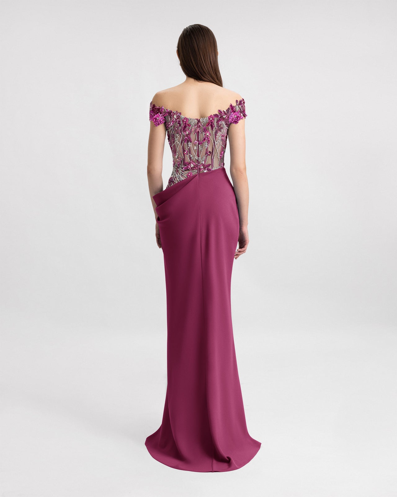 فستان بكورسيه مطرز وتنورة منسدلة