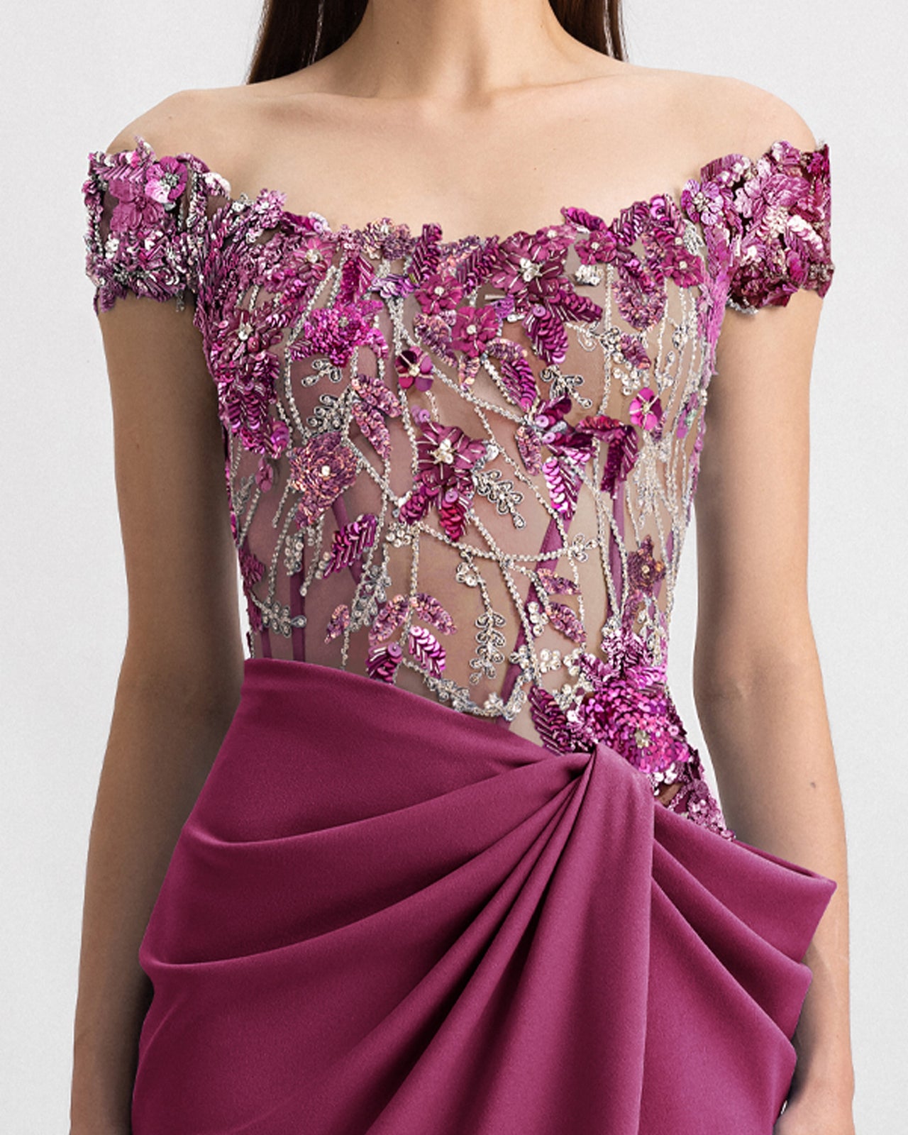 فستان بكورسيه مطرز وتنورة منسدلة