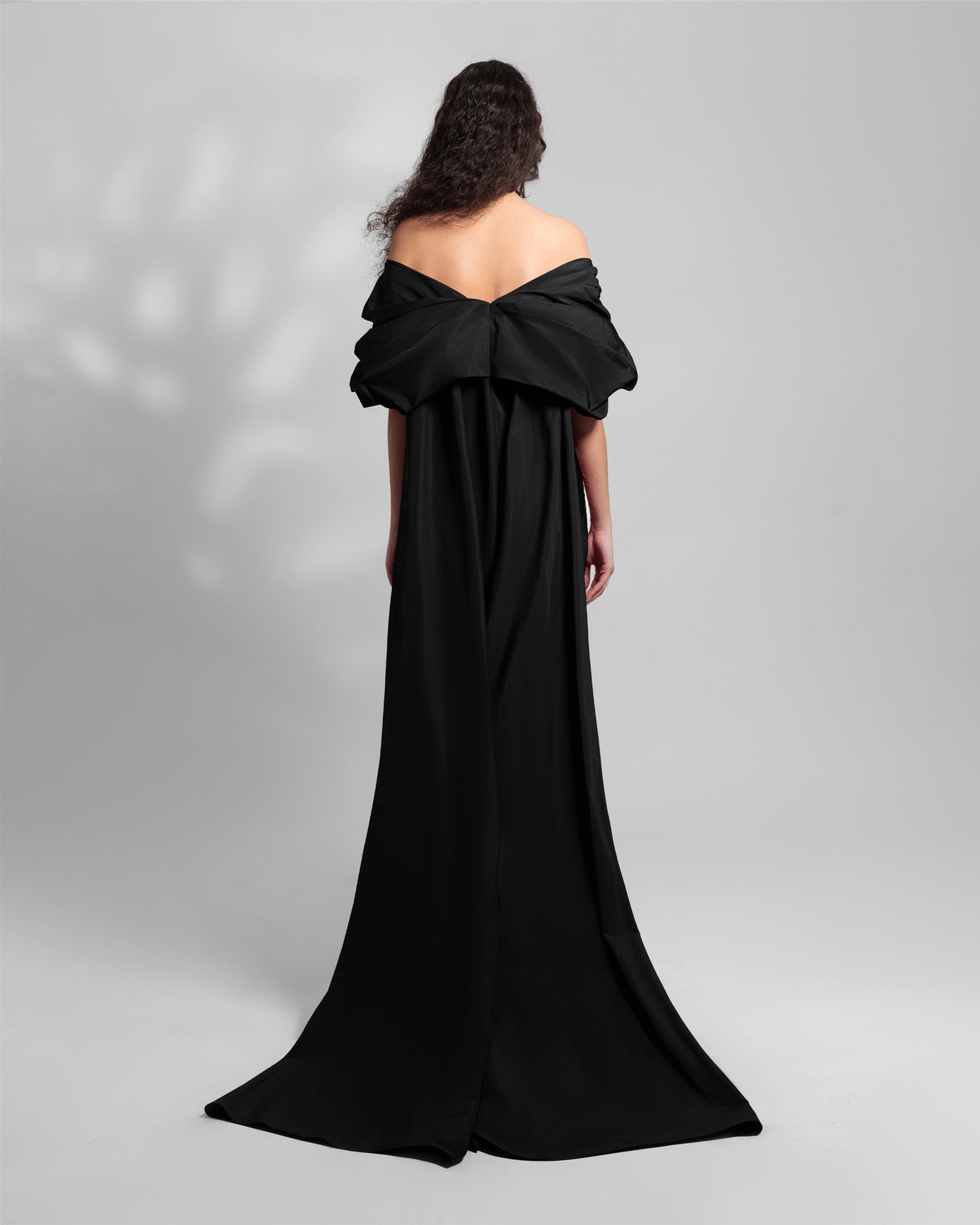 فستان أسود بدون أكمام برقبة مطوية