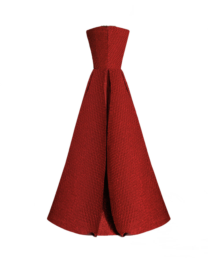 فستان بأكتاف عريضة