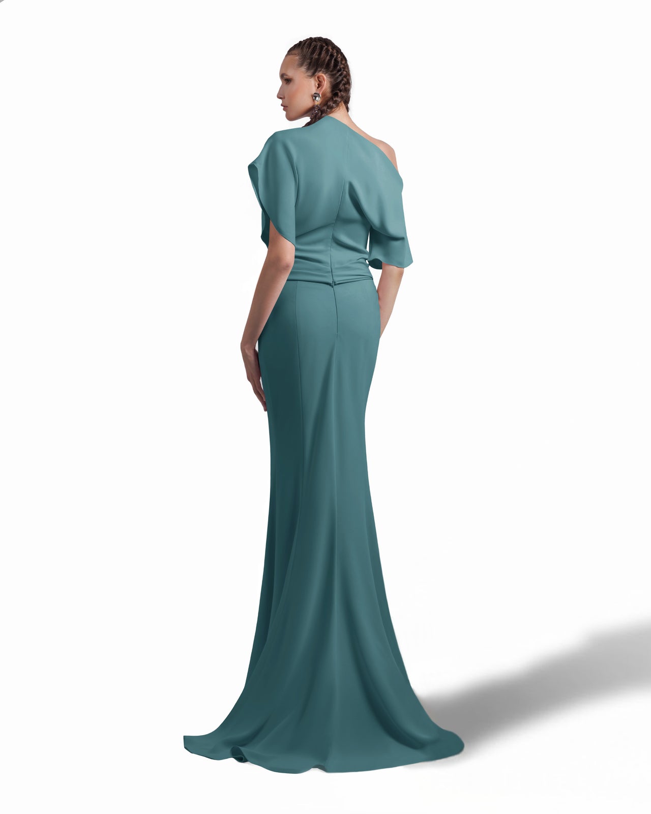 فستان غير متساوي بثنيات