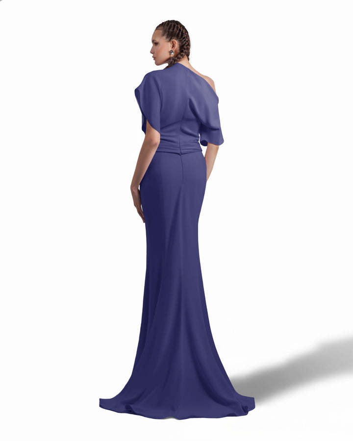 فستان غير متساوي بثنيات