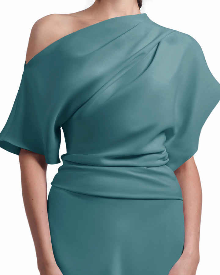 فستان غير متساوي بثنيات