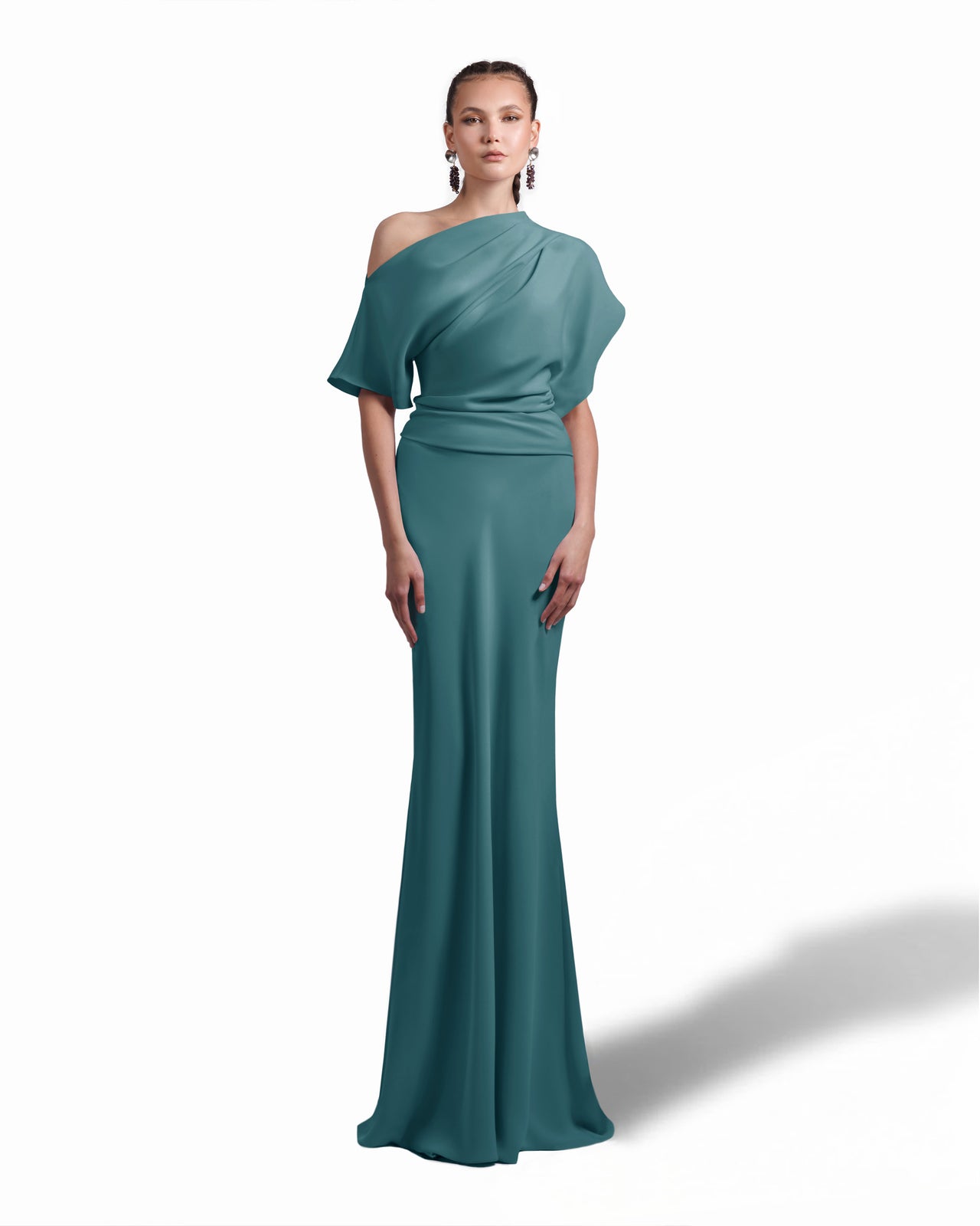 فستان غير متساوي بثنيات