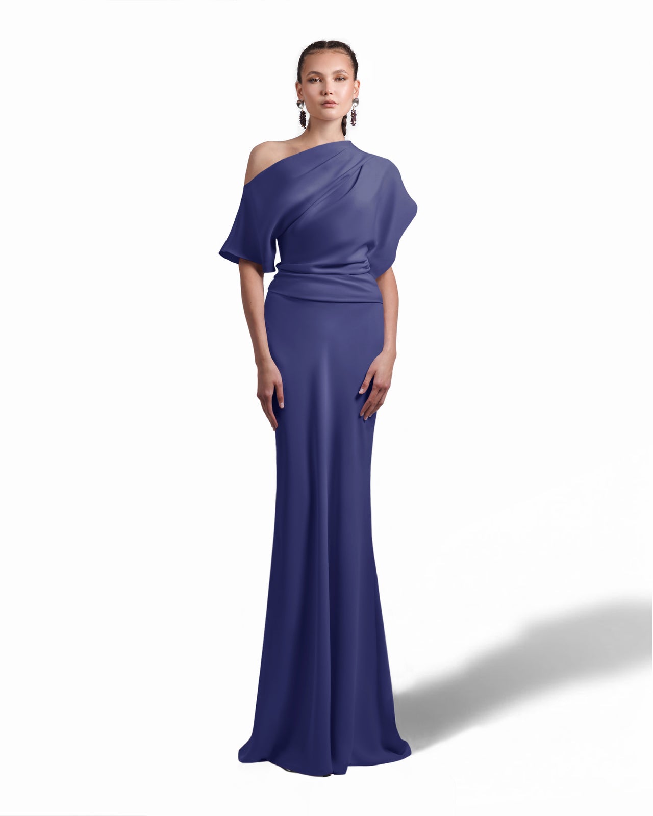 فستان غير متساوي بثنيات