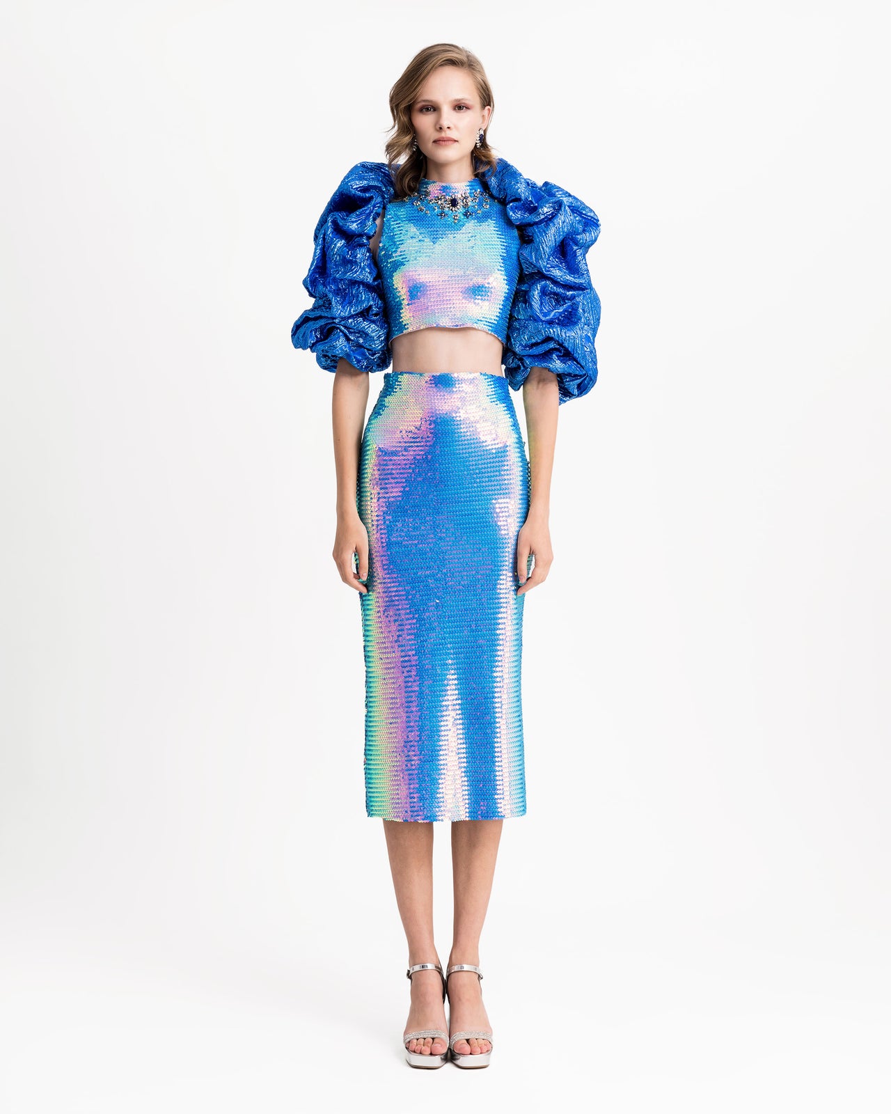 توب بياقة مطرزة مع تنورة مستقيمة