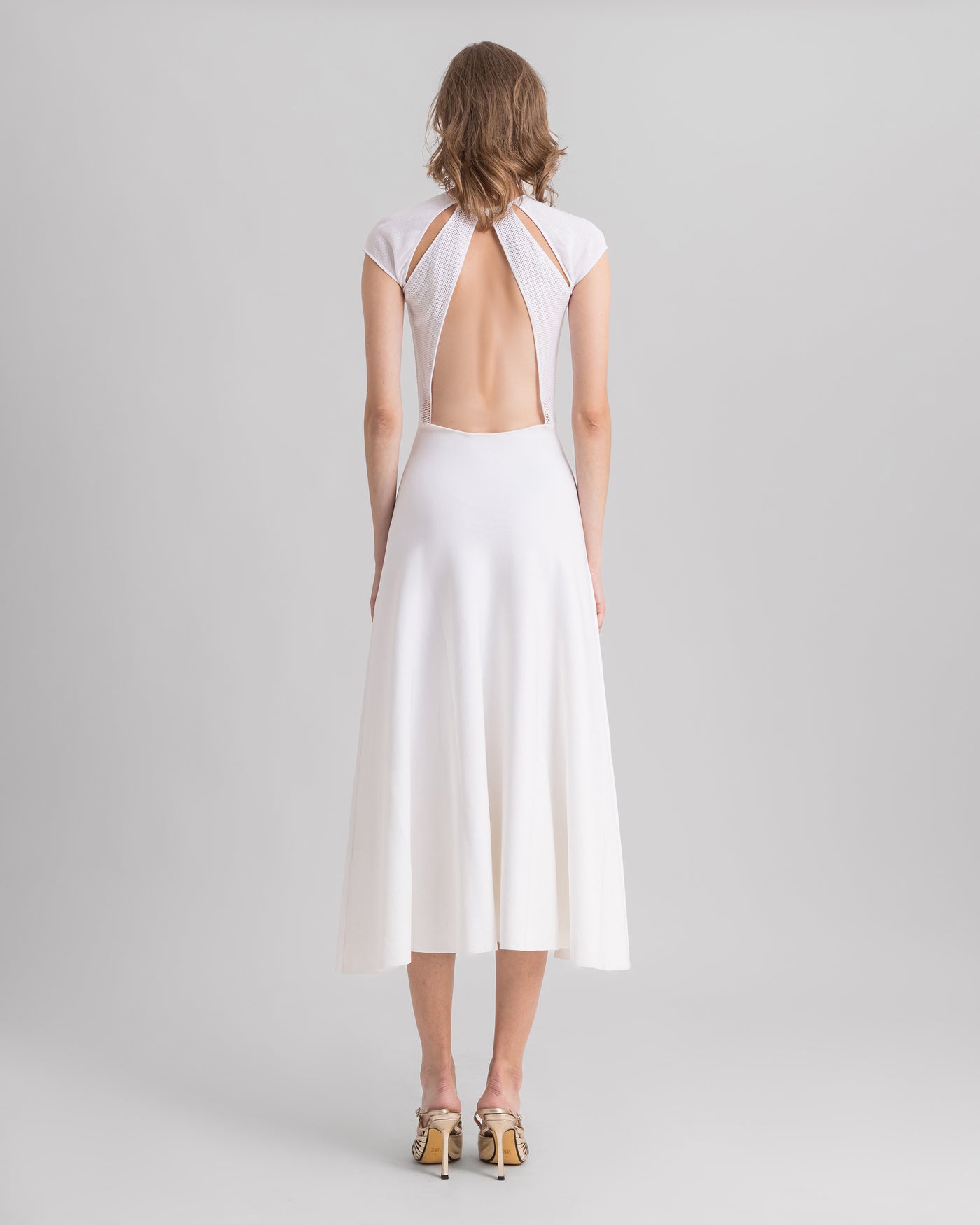 فستان أبيض ميدي محبوك مع فتحة على الأكتاف