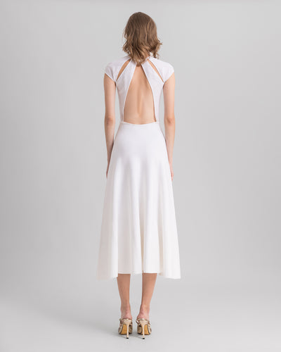 فستان أبيض ميدي محبوك مع فتحة على الأكتاف