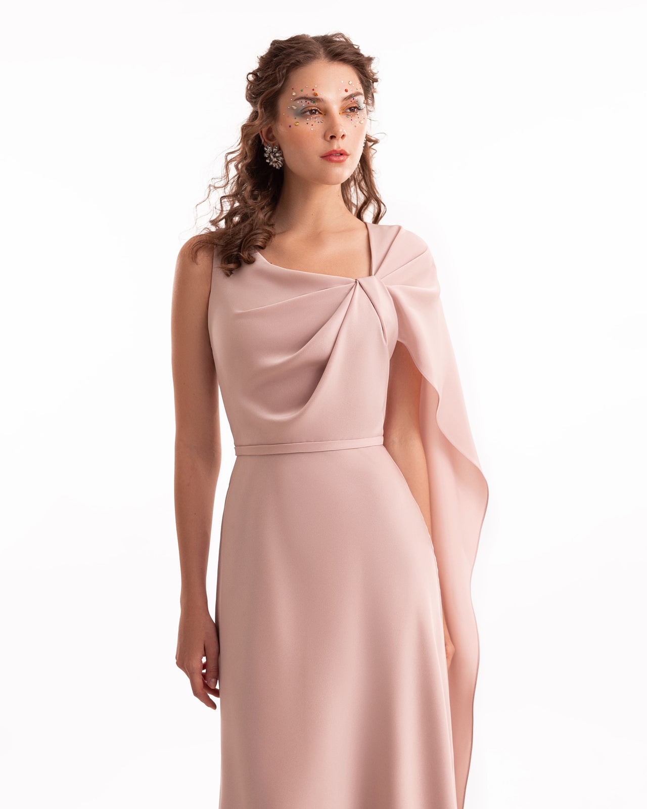 فستان ساتان غير متماثل مع كاب