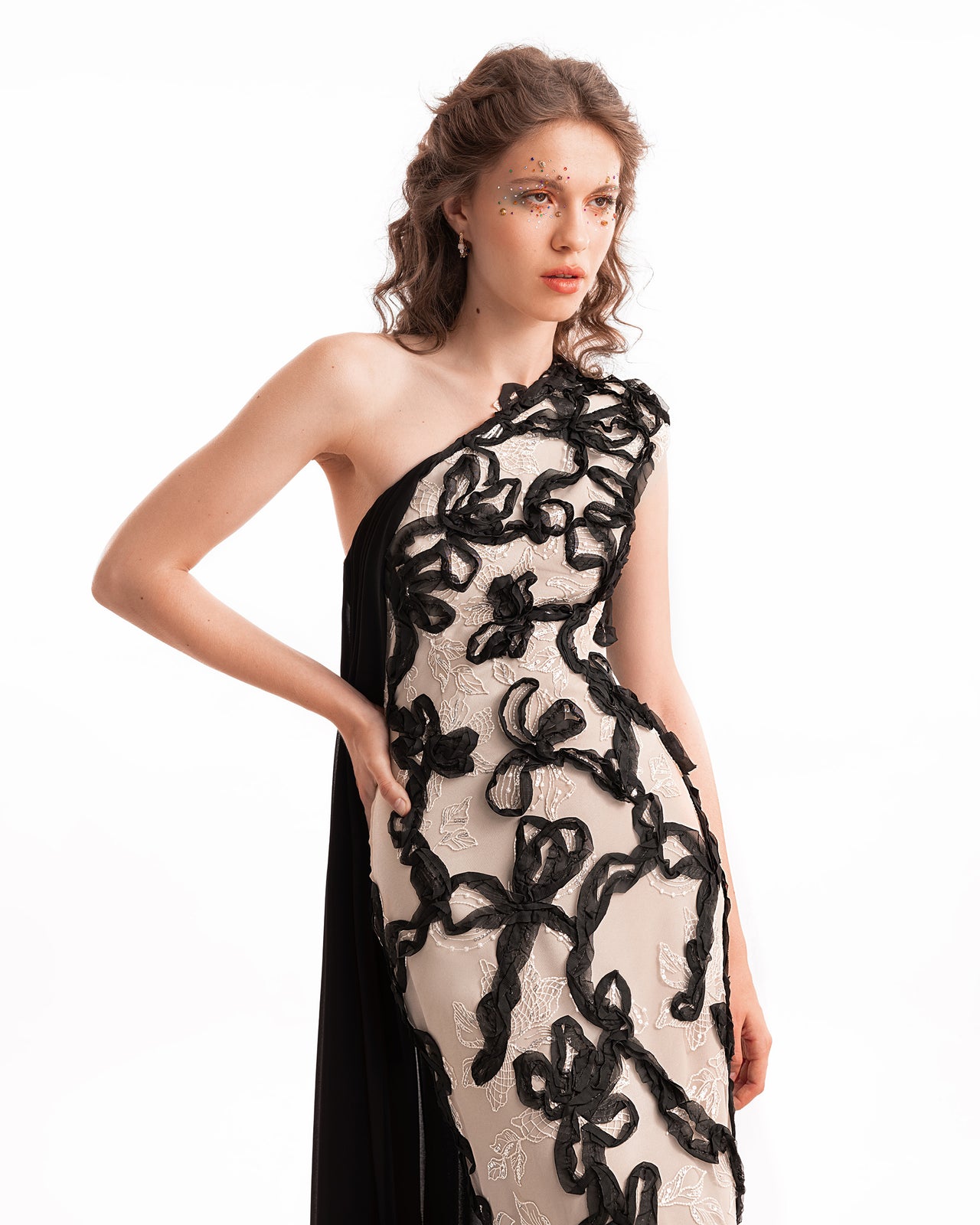 فستان كتف واحد مطرّز