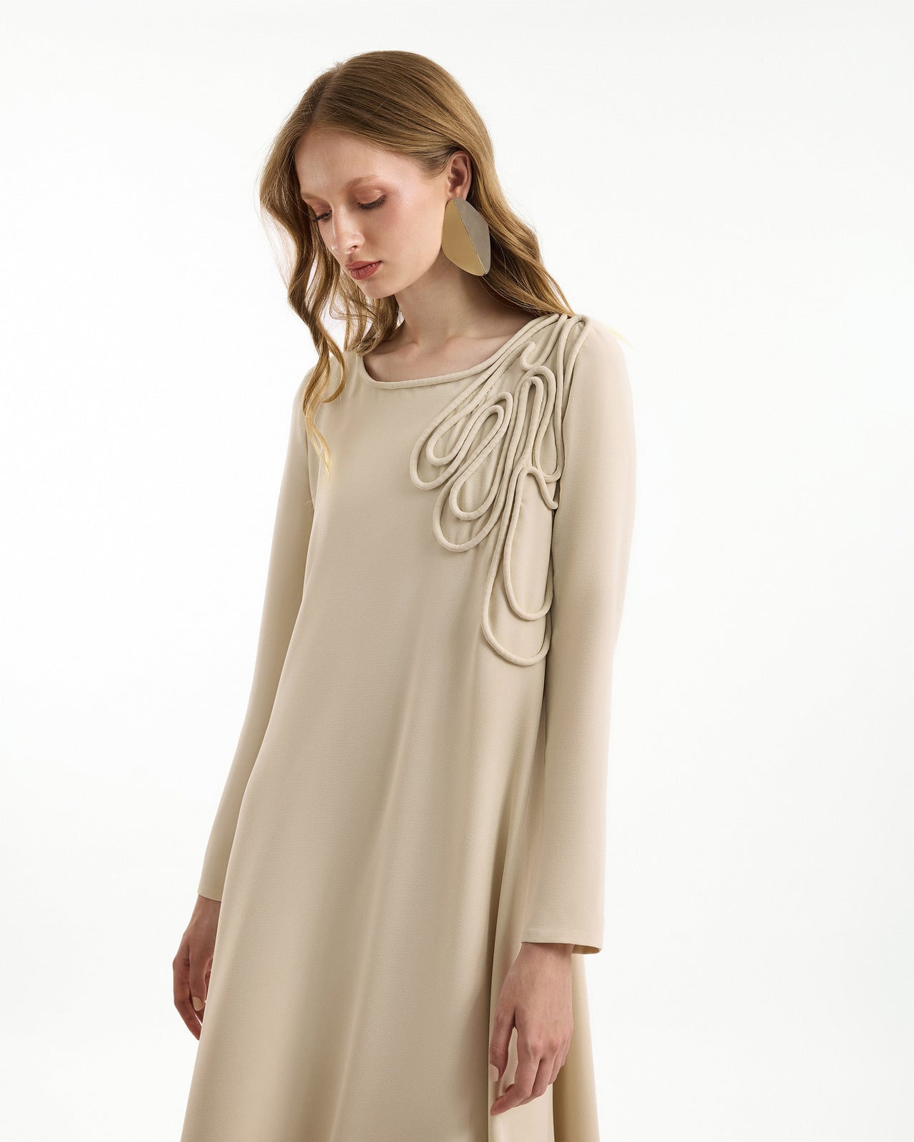 فستان بقصة A بأكمام طويلة