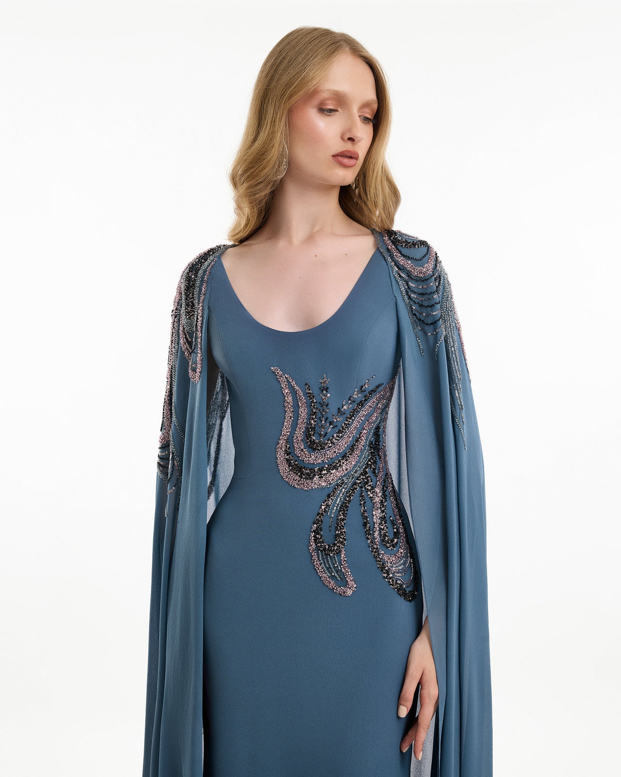 فستان ملائم بفتحة رقبة دائرية مع تطريز بالخرز