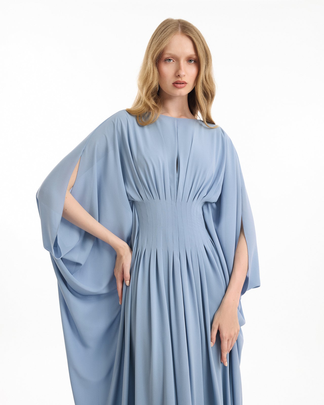 فستان واسع بياقة عالية