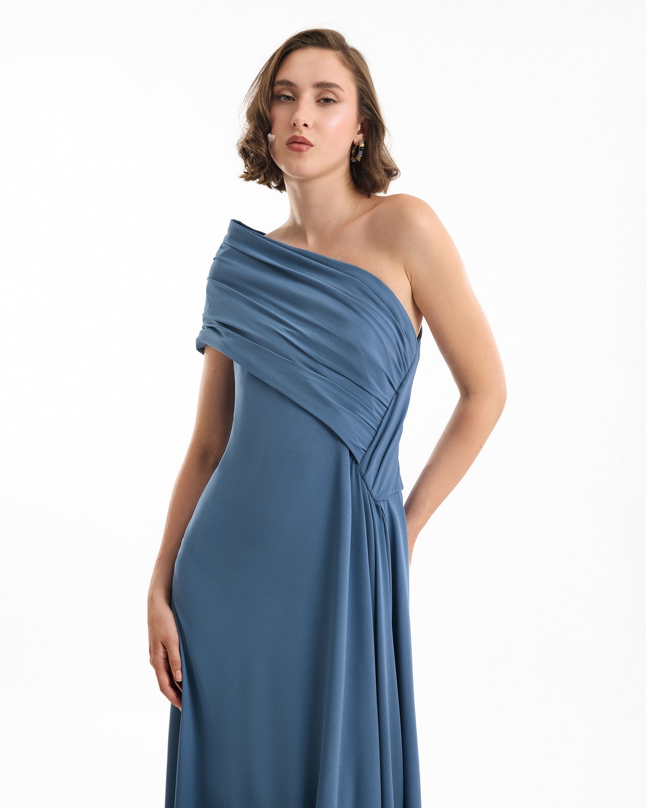 فستان منسدل بكتف واحد