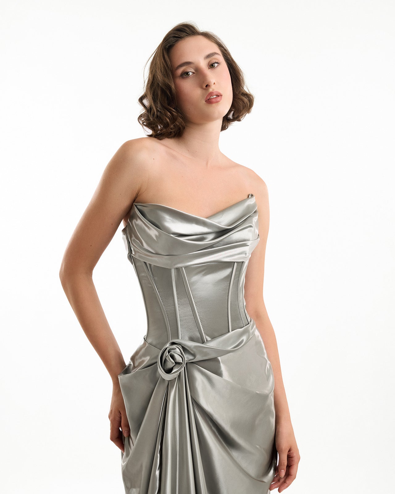 فستان ساتان معدني بدون أكتاف