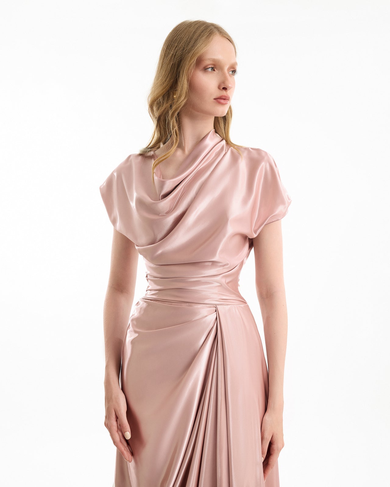 فستان بفتحة رقبة منسدلة