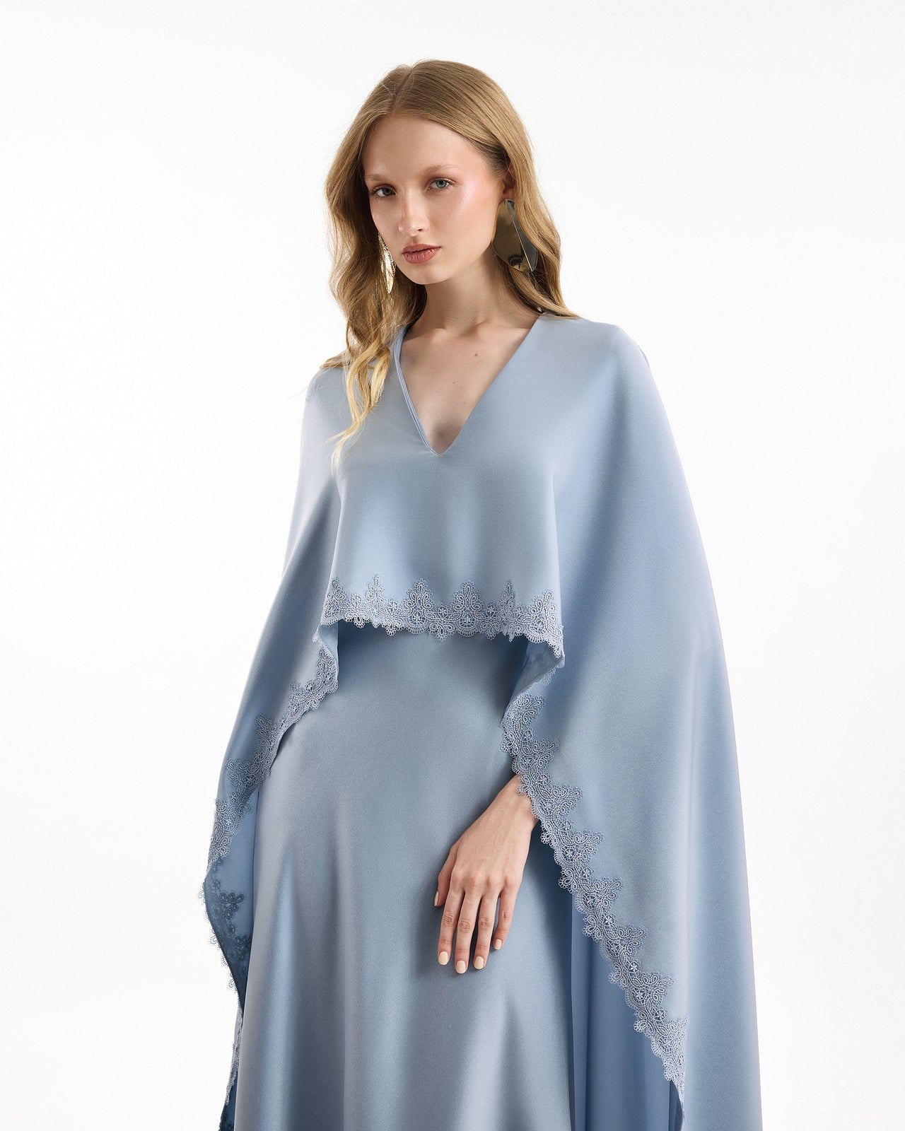 فستان بفتحة رقبة على شكل حرف V مع عباءة مطرزة