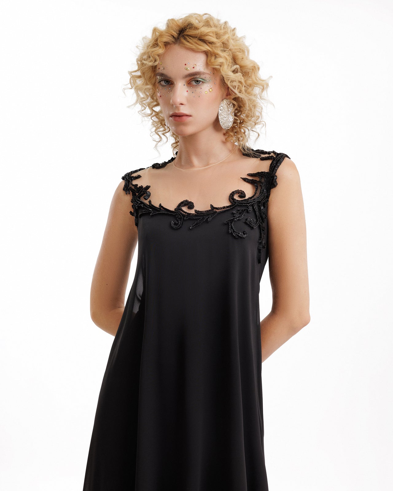 فستان خرز بقصة A وظهر مفتوح