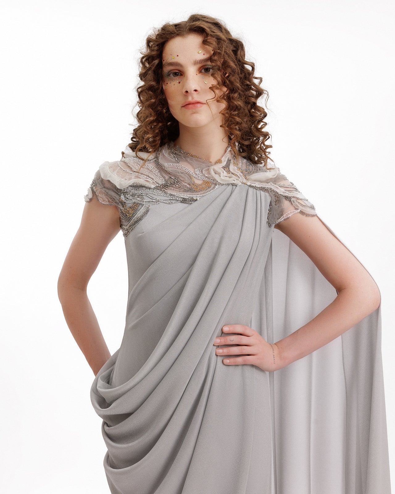 فستان مطرّز بكشكش وأكمام كاب